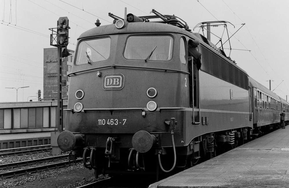 http://images.bahnstaben.de/HiFo/00019_Lokwechsel - Braunschweig Hbf am 4.6.1976/3761306336316664.jpg